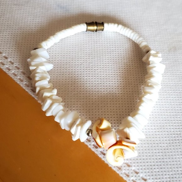 White Shell Bracelet With Shell Floral Pattern - Picture 3 of 4